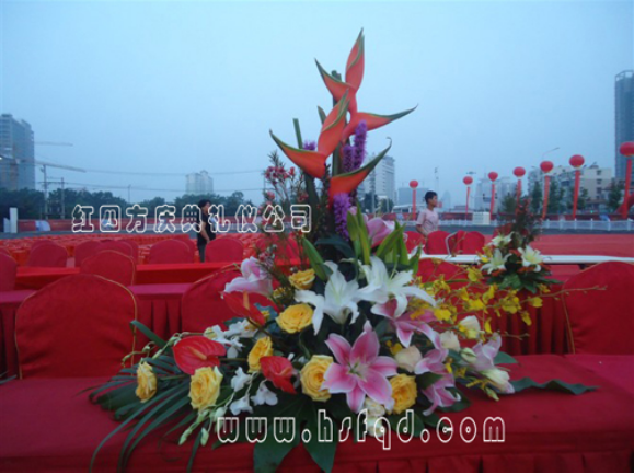 花卉布置 花卉布置 慶典現(xiàn)場花卉布置 會議綠植布展 婚慶花卉布置 演講臺鮮花 會議花卉布置