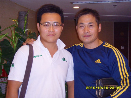 紅四方廣告演藝有限公司董事長?？到∠壬透叟_(tái)明星經(jīng)紀(jì)陽光先生在揚(yáng)州激情百度酒吧演出留影