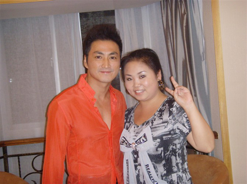 紅四方廣告演藝有限公司的總經(jīng)理左培麗女士和香港影視歌明星何家勁先生在揚(yáng)州激情百度酒吧演出留影