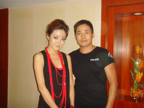 紅四方廣告演藝有限公司董事長?？到∠壬统灿昼髋吭诤戏式创髣≡貉莩隽粲坝邳S山賓館