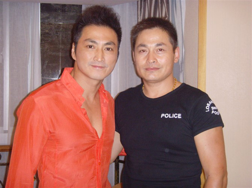 紅四方廣告演藝有限公司董事長?？到∠壬拖愀塾耙暩杳餍呛渭覄畔壬趽P(yáng)州激情百度酒吧演出留影