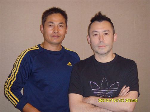 紅四方廣告演藝有限公司董事長?？到∠壬拖愀塾耙暩杳餍抢子顡P(yáng)先生在臨沂演出留影于藍(lán)天飯店（最大的賓館）