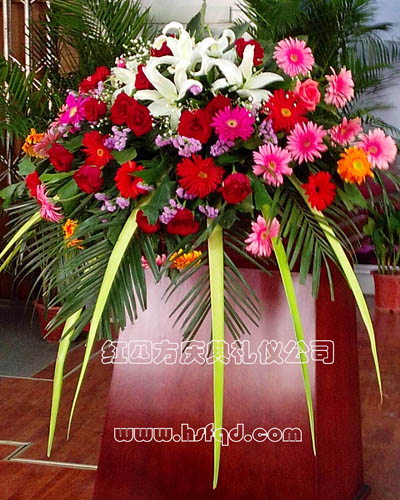 花卉布置 慶典現(xiàn)場花卉布置 會議綠植布展 婚慶花卉布置 演講臺鮮花 會議花卉布置